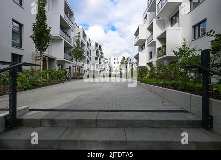 Oranienburg, Allemagne. 29th août 2022. Des appartements blancs récemment construits se trouvent sur la passerelle Louise-Henriette, dans le centre-ville. Crédit : Soeren Stache/dpa/Alay Live News Banque D'Images