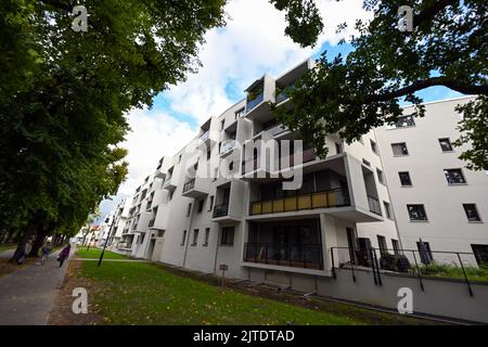 Oranienburg, Allemagne. 29th août 2022. Des appartements blancs récemment construits se trouvent sur la passerelle Louise-Henriette, dans le centre-ville. Crédit : Soeren Stache/dpa/Alay Live News Banque D'Images