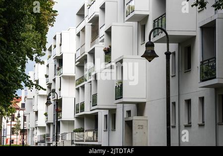 Oranienburg, Allemagne. 29th août 2022. Des appartements blancs récemment construits se trouvent sur la passerelle Louise-Henriette, dans le centre-ville. Crédit : Soeren Stache/dpa/Alay Live News Banque D'Images