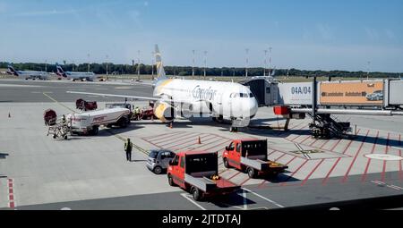 Hambourg, Allemagne. 23rd août 2022. Vue sur le tablier de l'aéroport de Hambourg à la porte A17. Aéroport de Hambourg, nom propre aéroport de Hambourg, depuis 2016 aussi aéroport de Hambourg Helmut Schmidt, est l'aéroport international de la ville de Hambourg. C'est le plus ancien et le cinquième plus grand aéroport d'Allemagne. Credit: Markus Scholz/dpa/Picture Alliance/dpa | Markus Scholz/dpa/Alay Live News Banque D'Images