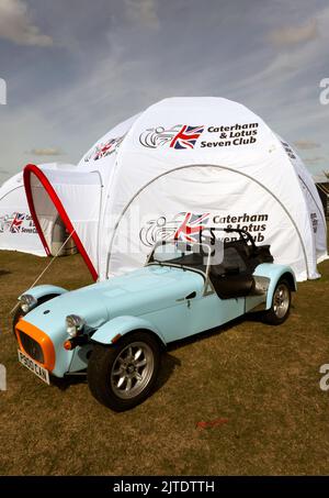 Vue des trois quarts de l'avant d'a Blue, 2017, Caterham 7, 270 S, devant la tente Caterham et Lotus Seven Club, au Silverstone Classic 2022 Banque D'Images