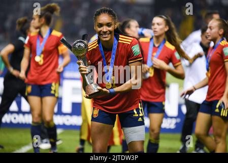 SAN JOSÉ, Costa Rica: Salma PARALLUELO (11) pose avec le trophée du champion après le match final joué entre l'Espagne et le Japon pour le Banque D'Images