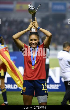 SAN JOSÉ, Costa Rica: Salma PARALLUELO (11) pose avec le trophée du champion après le match final joué entre l'Espagne et le Japon pour le Banque D'Images