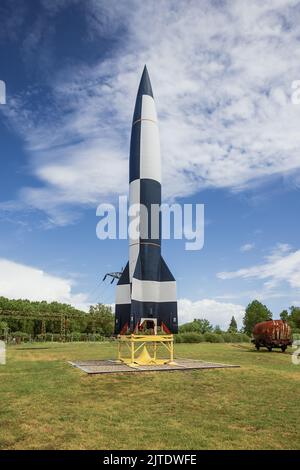 Editorial: PEENEMUNDE, MECKLEMBOURG-POMÉRANIE-OCCIDENTALE, ALLEMAGNE, 27 mai 2022 - V2 fusée exposée sur le site du Musée technique historique de Peenemun Banque D'Images