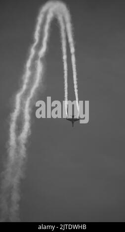 Un avion à réaction laisse une traînée de fumée dans l'air au Royal International Air Tattoo le 16 juillet 2022, RAF Fairford, Gloucestershire, Royaume-Uni. Banque D'Images