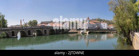 Tomar Portugal - 08 09 2022 : vue panoramique sur le centre-ville de Tomar, avec la rivière Nabão, le pont de la vieille ville, le parc Pouchão et l'emblématique Tomar cas Banque D'Images