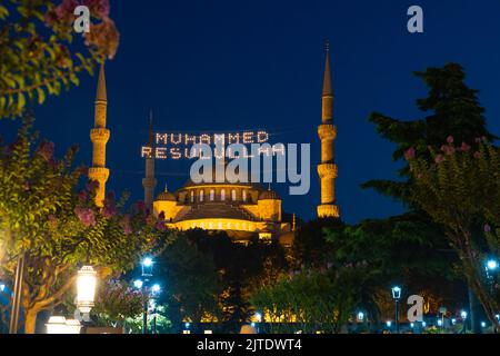 Mosquée Sultanahmet ou Mosquée Bleue la nuit. Photo d'arrière-plan islamique ou ramadan. Mohammad le messager de dieu sur le texte. Mise au point sélective. Bruit et Banque D'Images