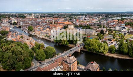 Un paysage panoramique aérien de la rivière Ouse qui traverse la ville historique de York Banque D'Images