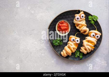 Les poivrons farcis ressemblent à des momies pour Halloween Banque D'Images