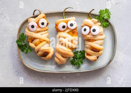 Les poivrons farcis ressemblent à des momies pour Halloween Banque D'Images