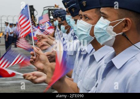 Manille, Philippines. 30th août 2022. Les membres de la Garde côtière philippine brandirent des drapeaux philippins et américains pour accueillir le navire Midgett de la Garde côtière américaine dans la zone portuaire de Manille, aux Philippines. 30 août 2022. Les gardes-côtes philippins et américains devraient mener des exercices conjoints de recherche et de sauvetage, en renforçant l'application de la loi, le contrôle des pêches et d'autres aspects relatifs à la sécurité maritime entre les deux pays alliés. (Image de crédit : © Basilio Sepe/ZUMA Press Wire) Banque D'Images