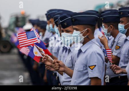 Manille, Philippines. 30th août 2022. Les membres de la Garde côtière philippine brandirent des drapeaux philippins et américains pour accueillir le navire Midgett de la Garde côtière américaine dans la zone portuaire de Manille, aux Philippines. 30 août 2022. Les gardes-côtes philippins et américains devraient mener des exercices conjoints de recherche et de sauvetage, en renforçant l'application de la loi, le contrôle des pêches et d'autres aspects relatifs à la sécurité maritime entre les deux pays alliés. (Image de crédit : © Basilio Sepe/ZUMA Press Wire) Banque D'Images