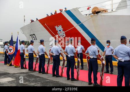 Manille, Philippines. 30th août 2022. Les membres de la Garde côtière des Philippines se préparent à l'arrivée du navire Midgett de la Garde côtière américaine dans la zone portuaire de Manille, aux Philippines. 30 août 2022. Les gardes-côtes philippins et américains devraient mener des exercices conjoints de recherche et de sauvetage, en renforçant l'application de la loi, le contrôle des pêches et d'autres aspects relatifs à la sécurité maritime entre les deux pays alliés. (Image de crédit : © Basilio Sepe/ZUMA Press Wire) Banque D'Images