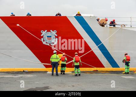 Manille, Philippines. 30th août 2022. Les membres de la Garde côtière des États-Unis et des Philippines sécurisent les cordes tandis que le navire Midgett de la Garde côtière des États-Unis accoste dans la zone portuaire de Manille, aux Philippines. 30 août 2022. Les gardes-côtes philippins et américains devraient mener des exercices conjoints de recherche et de sauvetage, en renforçant l'application de la loi, le contrôle des pêches et d'autres aspects relatifs à la sécurité maritime entre les deux pays alliés. (Image de crédit : © Basilio Sepe/ZUMA Press Wire) Banque D'Images