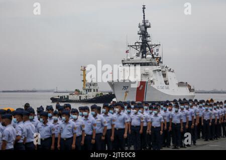 Manille, Philippines. 30th août 2022. LE navire Midgett de la Garde côtière AMÉRICAINE arrive dans la zone portuaire de Manille, aux Philippines. 30 août 2022. Les gardes-côtes philippins et américains devraient mener des exercices conjoints de recherche et de sauvetage, en renforçant l'application de la loi, le contrôle des pêches et d'autres aspects relatifs à la sécurité maritime entre les deux pays alliés. (Image de crédit : © Basilio Sepe/ZUMA Press Wire) Banque D'Images