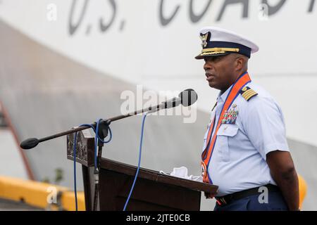 Manille, Philippines. 30th août 2022. Le capitaine Willie Charmichael, du navire Midgett de la Garde côtière américaine, parle aux médias dans la région portuaire de Manille, aux Philippines. 30 août 2022. Les gardes-côtes philippins et américains devraient mener des exercices conjoints de recherche et de sauvetage, en renforçant l'application de la loi, le contrôle des pêches et d'autres aspects relatifs à la sécurité maritime entre les deux pays alliés. (Image de crédit : © Basilio Sepe/ZUMA Press Wire) Banque D'Images