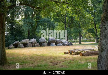 Ancien Dolmen D18, appelé 'hunebed' en néerlandais, dans le village de Rolde, province Drenthe, pays-Bas Banque D'Images