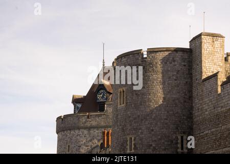 Vue partielle sur le château de Windsor avec les toits des tours et l'horloge contre le ciel bleu Banque D'Images