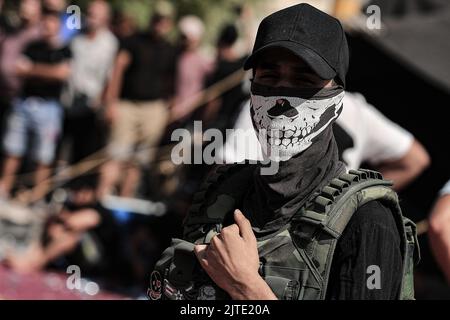 Bagdad, Irak. 30th août 2022. Un membre de la Saraya al-Salam, l'aile militaire liée au religieux chiite irakien Muqtada Al-Sadr, est vu lors d'affrontements avec les forces de sécurité irakiennes dans la zone verte de l'Irak. Des sources médicales et de sécurité iraquiennes ont signalé qu'au moins 25 personnes ont été tuées et 450 autres blessées après les troubles qui ont éclaté la veille. Credit: Ameer Al-Mohammadawi/dpa/Alamy Live News Banque D'Images