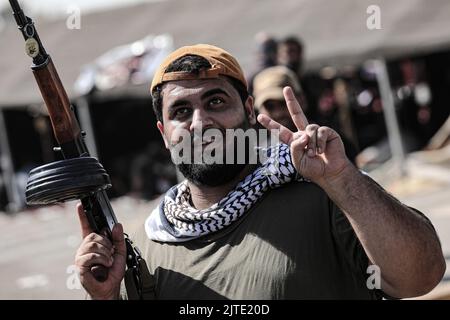 Bagdad, Irak. 30th août 2022. Un membre armé de Saraya al-Salam, l'aile militaire liée au religieux chiite irakien Muqtada Al-Sadr, est vu lors d'affrontements avec les forces de sécurité irakiennes dans la zone verte de l'Irak. Des sources médicales et de sécurité iraquiennes ont signalé qu'au moins 25 personnes ont été tuées et 450 autres blessées après les troubles qui ont éclaté la veille. Credit: Ameer Al-Mohammadawi/dpa/Alamy Live News Banque D'Images