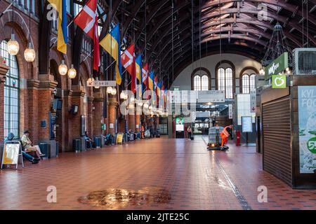 Copenhague, Danemark. 13 août 2022. Intérieur de la gare centrale de Copenhague avec drapeaux danois et ukrainiens sur le mur Banque D'Images