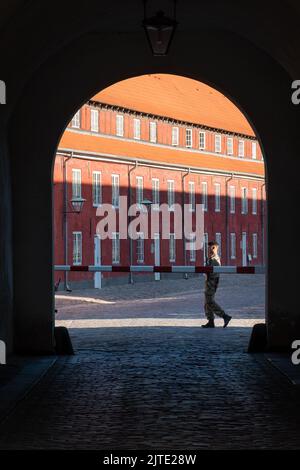 Copenhague, Danemark. 13 août 2022. Un soldat avec un fusil qui garde l'entrée de Kastellet, la Citadelle de Copenhague Banque D'Images