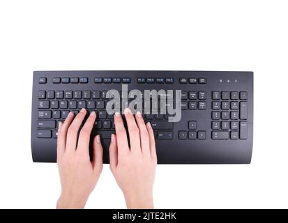 Les mains de femmes ou une employée de bureau tapant sur le clavier noir. Isolé sur fond blanc Banque D'Images