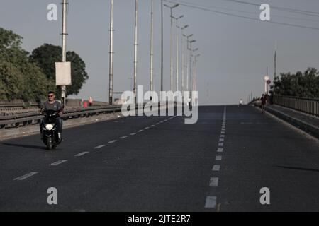 Bagdad, Irak. 30th août 2022. Vue sur une route presque désertique lors d'un couvre-feu national imposé par l'armée irakienne en réponse à des manifestations violentes en cours. Credit: Ameer Al-Mohammadawi/dpa/Alamy Live News Banque D'Images