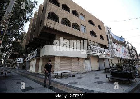 Bagdad, Irak. 30th août 2022. Vue des magasins fermés lors d'un couvre-feu national imposé par l'armée irakienne en réponse à des manifestations violentes en cours. Credit: Ameer Al-Mohammadawi/dpa/Alamy Live News Banque D'Images