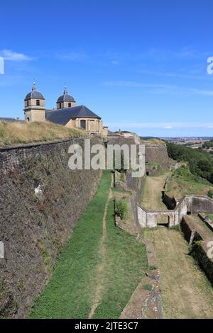 MONTMEDY, FRANCE, 6 AOÛT 2022 : vue sur la citadelle historique de Montmedy-haut en Lorraine. La fortification du 17th siècle est une célèbre attraction touristique Banque D'Images