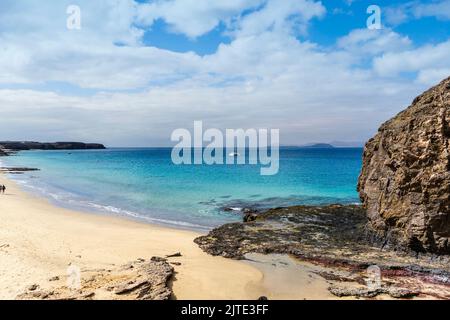 Bateau à voile et plage de sable appelée Playa del Pozo dans le parc national de Los Ajaches sur Lanzarote, îles Canaries, Espagne Banque D'Images