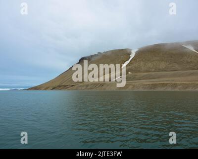 Palanderbukta est un fjord de Gustav Adolf Land à Nordastlandet, dans le Spitsbergen, une baie sud du Wahlenbergfjord. Désert de montagne arctique Banque D'Images