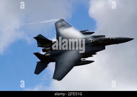 USAFE F-15E Strike Eagle pratiquant le vol à basse altitude dans la région de Mach Loop au pays de Galles Banque D'Images