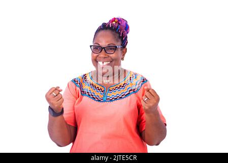 une belle femme portant des lunettes sur un arrière-plan blanc isolé gestant le gagnant et regardant la caméra rire Banque D'Images