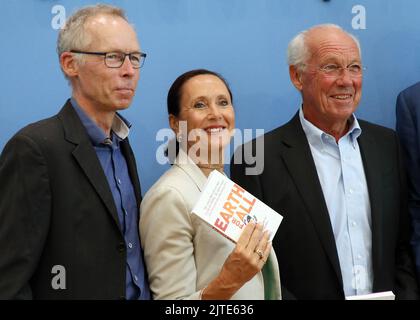 Berlin, Allemagne. 30th août 2022. Le Club de Rome, représenté par Johan Rockström (l-r), Directeur de l'Institut de recherche sur l'impact du climat de Potsdam, Sandrine Dixson-Declève, Coprésidente du Club de Rome, Et Jorgen Randers, co-auteur de «Limits to Growth», présente le nouveau rapport «Earth for All» sur les moyens concrets de sortir de la crise climatique à la Conférence de presse fédérale allemande. Credit: Wolfgang Kumm/dpa/Alay Live News Banque D'Images