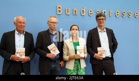 Berlin, Allemagne. 30th août 2022. Le Club de Rome, représenté par Jorgen Randers (l-r), co-auteur de «Limits to Growth», Johan Rockström, Directeur de l'Institut de recherche sur l'impact du climat de Potsdam, Sandrine Dixson-Declève, Coprésidente du Club de Rome, Et Per Espen Stoknes, de la Norwegian Business School, présente le nouveau rapport « la Terre pour tous » sur les moyens concrets de sortir de la crise climatique à la Conférence de presse fédérale allemande. Credit: Wolfgang Kumm/dpa/Alay Live News Banque D'Images