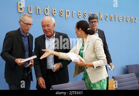 Berlin, Allemagne. 30th août 2022. Le Club de Rome, représenté par Johan Rockström (l-r), Directeur de l'Institut de recherche sur l'impact du climat de Potsdam, Jorgen Randers, co-auteur « Limits to Growth », Sandrine Dixson-Declève, Coprésidente du Club de Rome, Et Per Espen Stoknes, de la Norwegian Business School, présente le nouveau rapport « la Terre pour tous » sur les moyens concrets de sortir de la crise climatique à la Conférence de presse fédérale allemande. Credit: Wolfgang Kumm/dpa/Alay Live News Banque D'Images