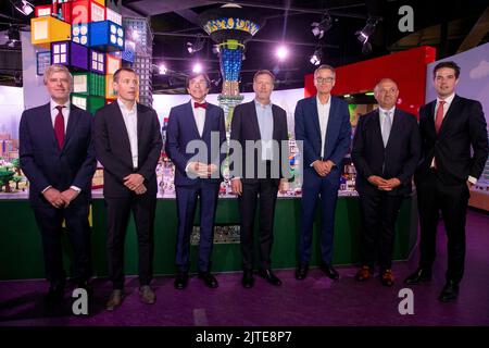 Président du ministre wallon Elio Di Rupo, ancien président du ministre wallon Paul Magnette, directeur général du groupe Merlin John Jakobsen, Willy Borsus, DE M., et Thomas Dermine, secrétaire d'État à la politique scientifique, posent pour le photographe lors d'une conférence de presse sur le projet Legoland qui sera mis en œuvre sur le site de l'ancienne usine Caterpillar à Charleroi, au nouveau centre de découverte Lego dans le centre commercial Docks à Schaerbeek-Schaarbeek, Bruxelles, le mardi 30 août 2022. BELGA PHOTO HATIM KAGHAT Banque D'Images