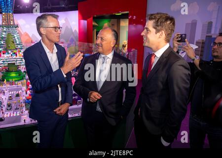 John Jakobsen, PDG du groupe Merlin, Willy Borsus, vice-ministre wallon et Thomas Dermine, secrétaire d'État à la politique scientifique, photographiés lors d'une conférence de presse sur le projet Legoland qui sera mis en œuvre sur le site de l'ancienne usine Caterpillar à Charleroi, Au nouveau Lego Discovery Centre du centre commercial Docks à Schaerbeek-Schaarbeek, Bruxelles, le mardi 30 août 2022. BELGA PHOTO HATIM KAGHAT Banque D'Images