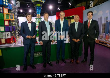 Président du ministre wallon Elio Di Rupo, ancien président du ministre wallon Paul Magnette, directeur général du groupe Merlin John Jakobsen, Willy Borsus, DE M., et Thomas Dermine, secrétaire d'État à la politique scientifique, posent pour le photographe lors d'une conférence de presse sur le projet Legoland qui sera mis en œuvre sur le site de l'ancienne usine Caterpillar à Charleroi, au nouveau centre de découverte Lego dans le centre commercial Docks à Schaerbeek-Schaarbeek, Bruxelles, le mardi 30 août 2022. BELGA PHOTO HATIM KAGHAT Banque D'Images