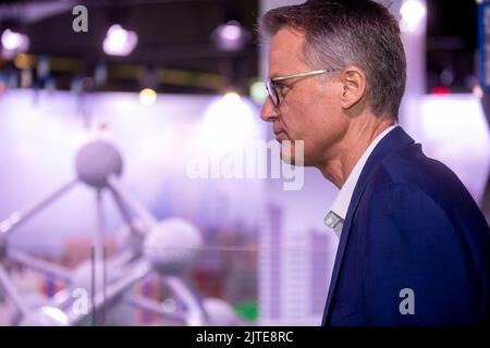 John Jakobsen, PDG du groupe Merlin, a présenté une photo lors d'une conférence de presse concernant le projet Legoland qui sera mis en œuvre sur le site de l'ancienne usine Caterpillar à Charleroi, au nouveau Lego Discovery Centre du centre commercial Docks à Schaerbeek-Schaarbeek, Bruxelles, le mardi 30 août 2022. BELGA PHOTO HATIM KAGHAT Banque D'Images