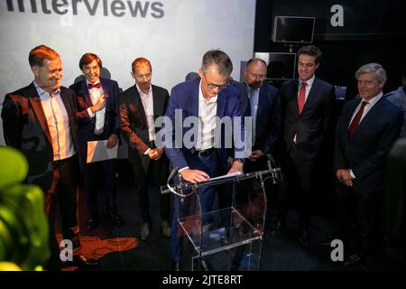 John Jakobsen, PDG du groupe Merlin, a présenté une photo lors d'une conférence de presse concernant le projet Legoland qui sera mis en œuvre sur le site de l'ancienne usine Caterpillar à Charleroi, au nouveau Lego Discovery Centre du centre commercial Docks à Schaerbeek-Schaarbeek, Bruxelles, le mardi 30 août 2022. BELGA PHOTO HATIM KAGHAT Banque D'Images