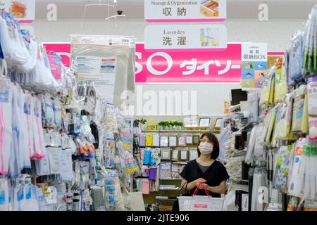 Tokyo, Japon. 30th août 2022. Une femme magasiner au magasin Diso 100 yen tout en portant un masque facial comme mesure préventive contre la propagation de Covid-19. Crédit : SOPA Images Limited/Alamy Live News Banque D'Images