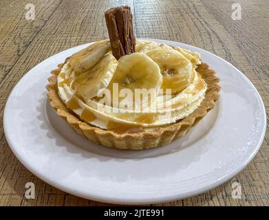 Tarte à la banane servie sur une assiette Banque D'Images