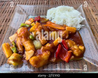 Poulet doux et aigre chinois avec du riz blanc collant Banque D'Images