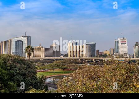 Le nouvel horizon de Nairobi. Au premier plan se trouve le parc rénové et la nouvelle autoroute Nairobi. Banque D'Images