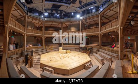 Le théâtre Shakespeare North à Prescot, Merseyside. Le tout théâtre en bois dans l'audirorium rond. Banque D'Images