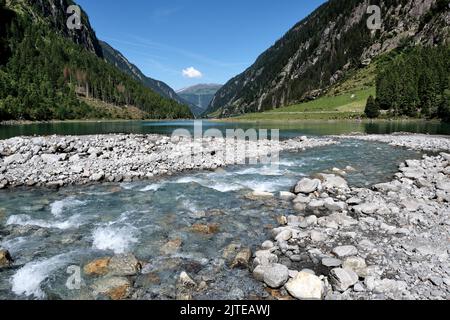 Lac de montagne dans une vallée cachée Banque D'Images