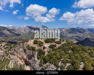 Château d'Alaró , vue aérienne de l'ermitage et de l'Hospice, Majorque, Iles Baléares, Espagne Banque D'Images