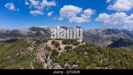 Château d'Alaró , vue aérienne de l'ermitage et de l'Hospice, Majorque, Iles Baléares, Espagne Banque D'Images